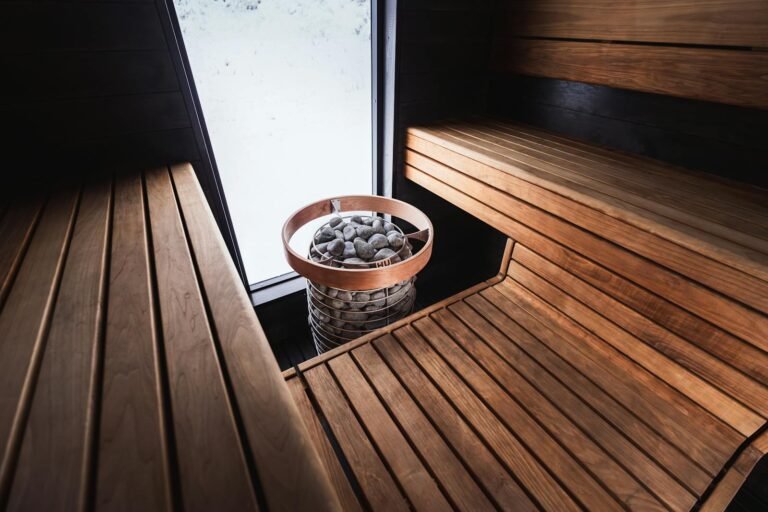 Houten sauna-interieur met banken — vergelijkbaar met de Lodge 4B Wellness van Roompot Beach Resort Nieuwvliet-Bad