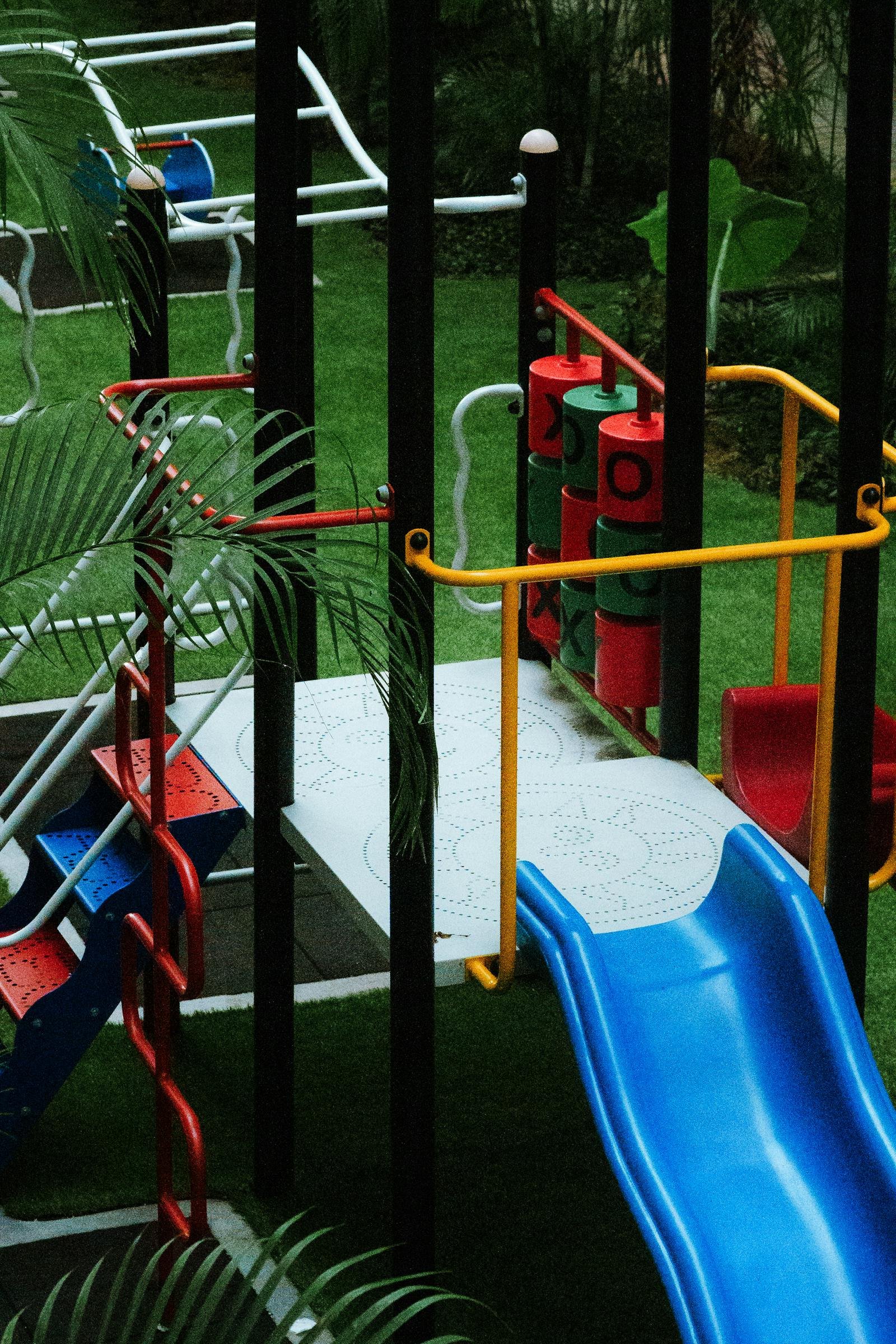 Kleurrijke speeltuin met glijbanen