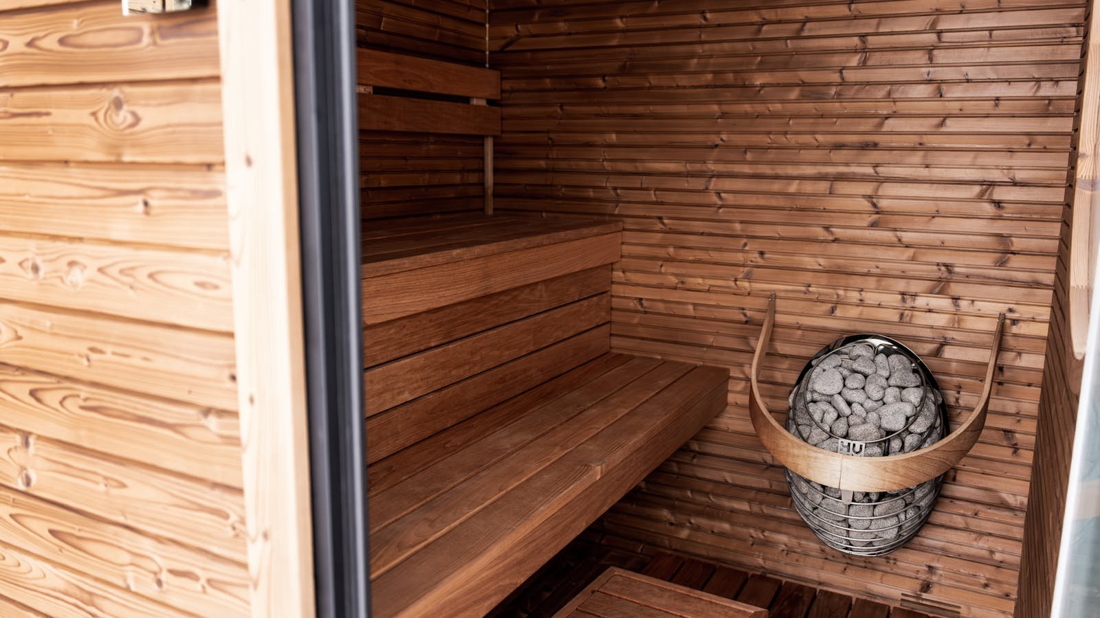 Houten privésauna interieur in een Center Parcs VIP cottage met klassieke kachel