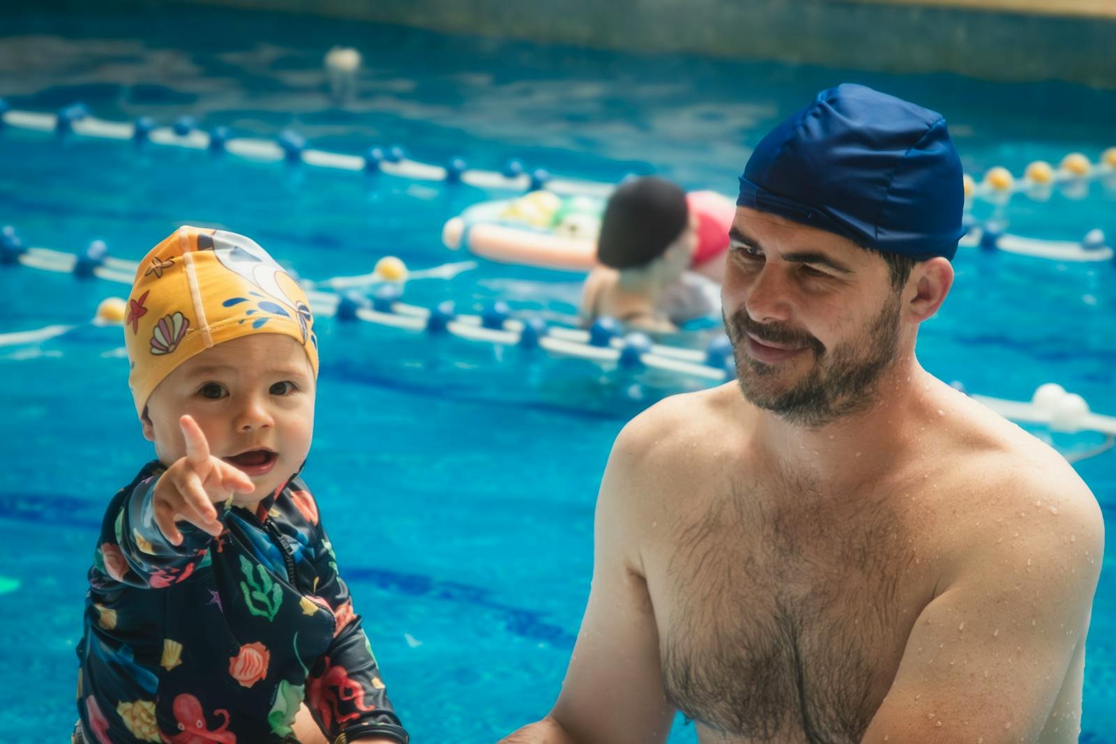 Vader met baby in een indoor zwembad - Woops the Wave Aqua Mundo