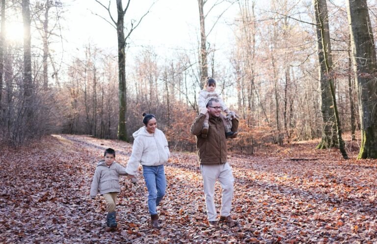 Gezin wandelt door een herfstbos bij een vakantiepark in Nederland