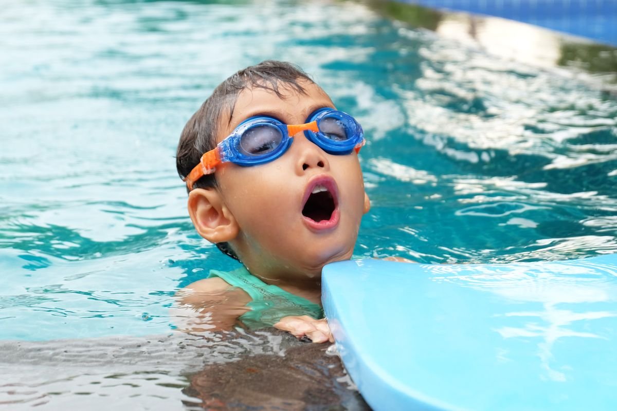 Kind met zwembril zwemt in het binnenbad, dagje zwemmen bij Center Parcs De Eemhof