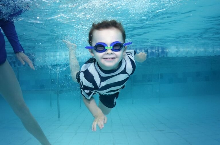 Kind zwemt onder water met een zwembril in een binnenbad tijdens een dagje zwemmen bij Center Parcs De Kempervennen