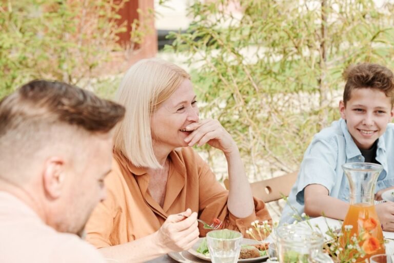 Gezin geniet samen van een maaltijd buiten bij Center Parcs De Kempervennen