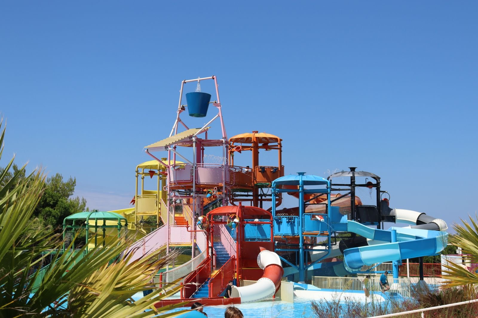 Kleurrijke waterglijbanen in een waterpark in Duitsland