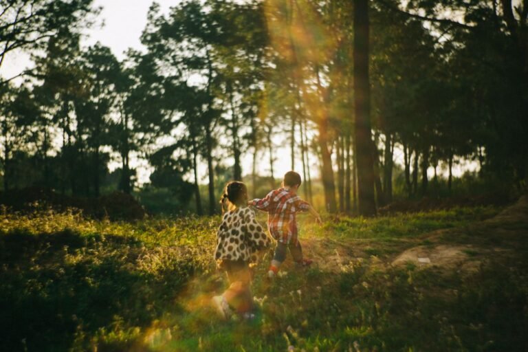 Kinderen spelen in een zonnig bos bij een vakantiepark in België