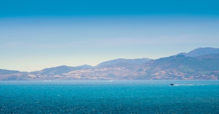 Panoramisch uitzicht op de kust van Occitanië in Zuid-Frankrijk met blauwe zee en bergen op de achtergrond