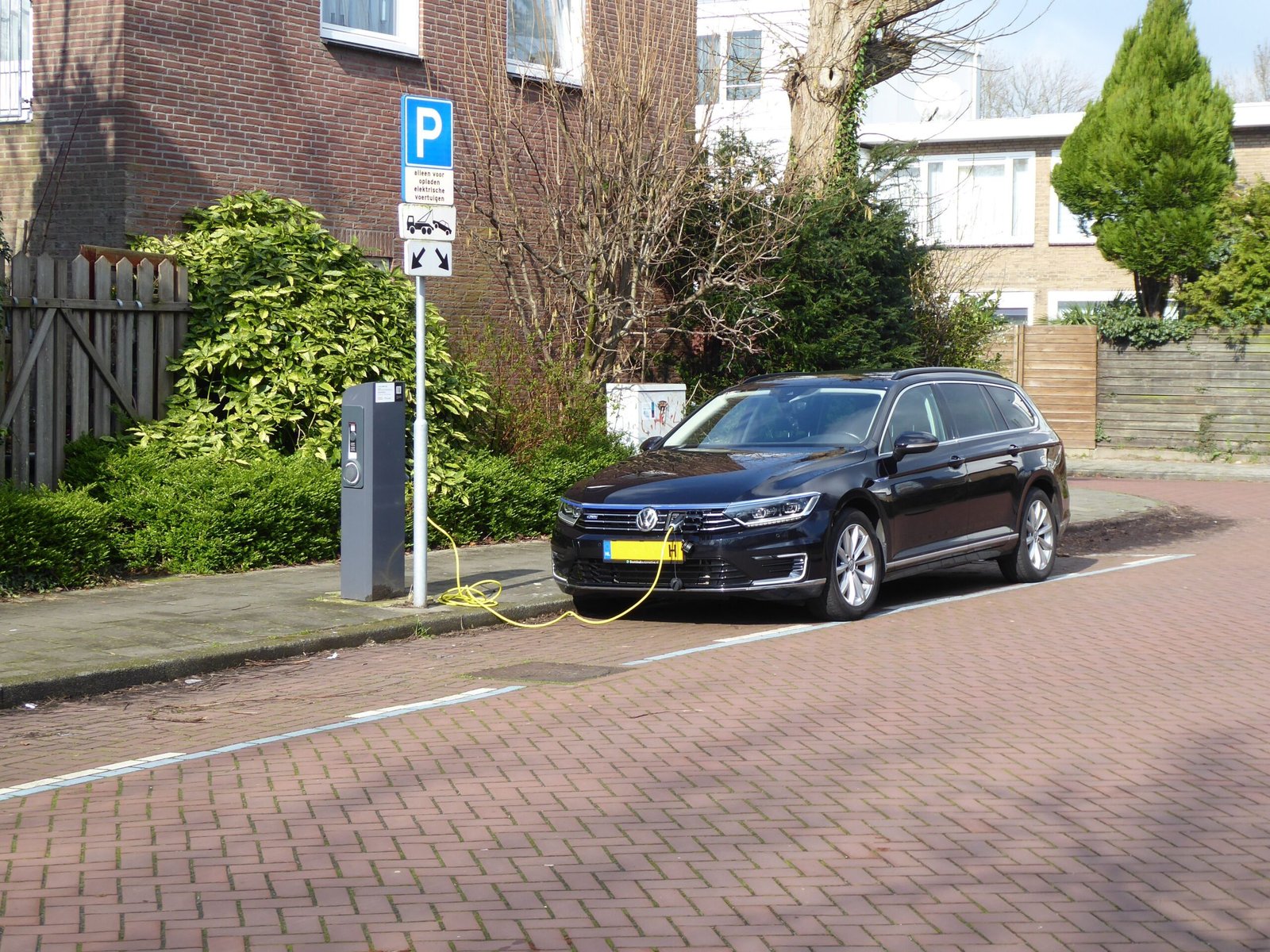 Elektrische auto opladen op straat parkeerplaats Center Parcs Port Zélande