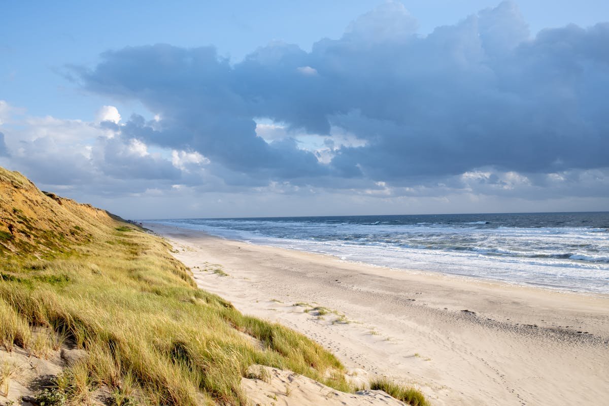 Noordzeestrand met duinen aan de Zeeuwse kust bij Roompot Beach Resort Kamperland