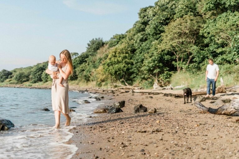 Baby Lodge Roompot Nieuwvliet-Bad: ouder met baby aan het strand