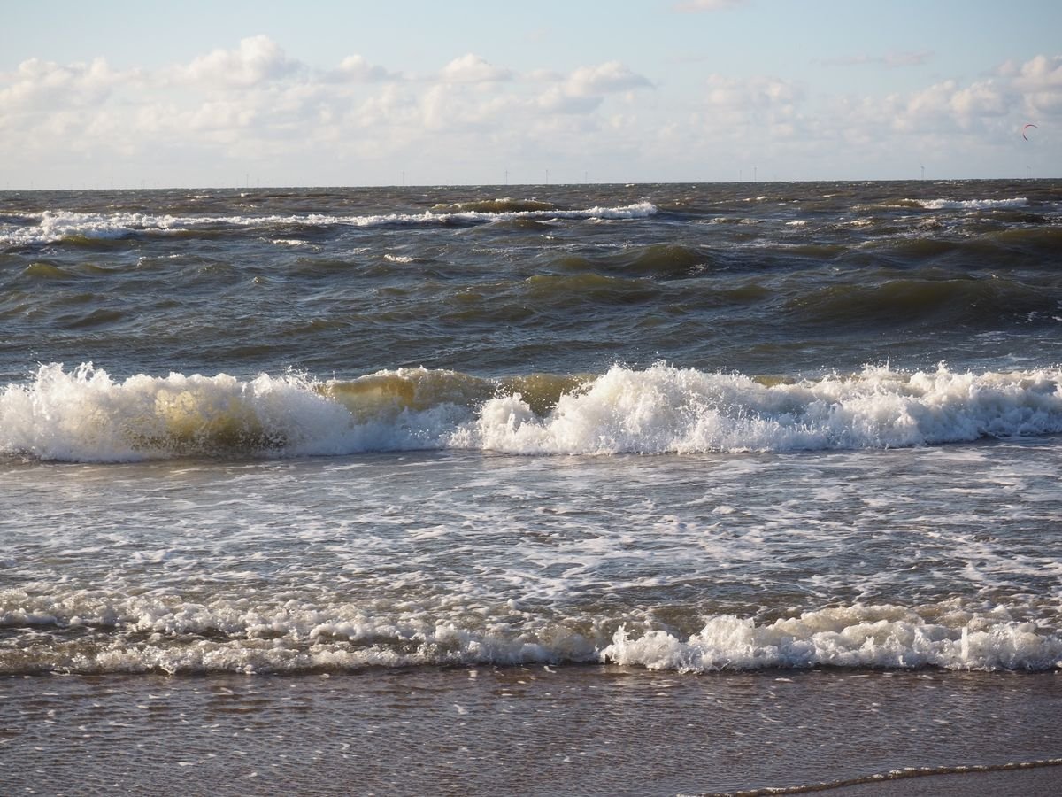 Noordzeestrand met golven bij Beach Resort Nieuwvliet-Bad in Zeeland