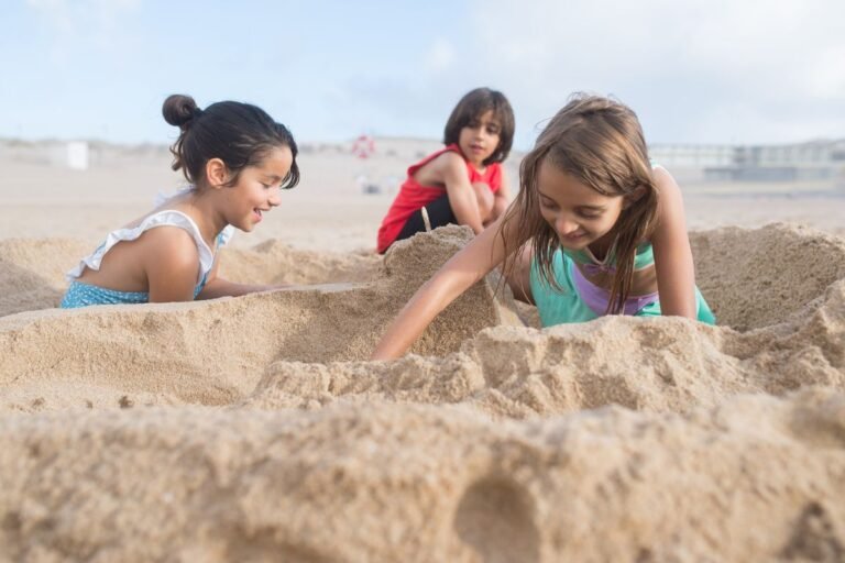 Kinderen spelen vrolijk in het zand op het strand bij de duinen