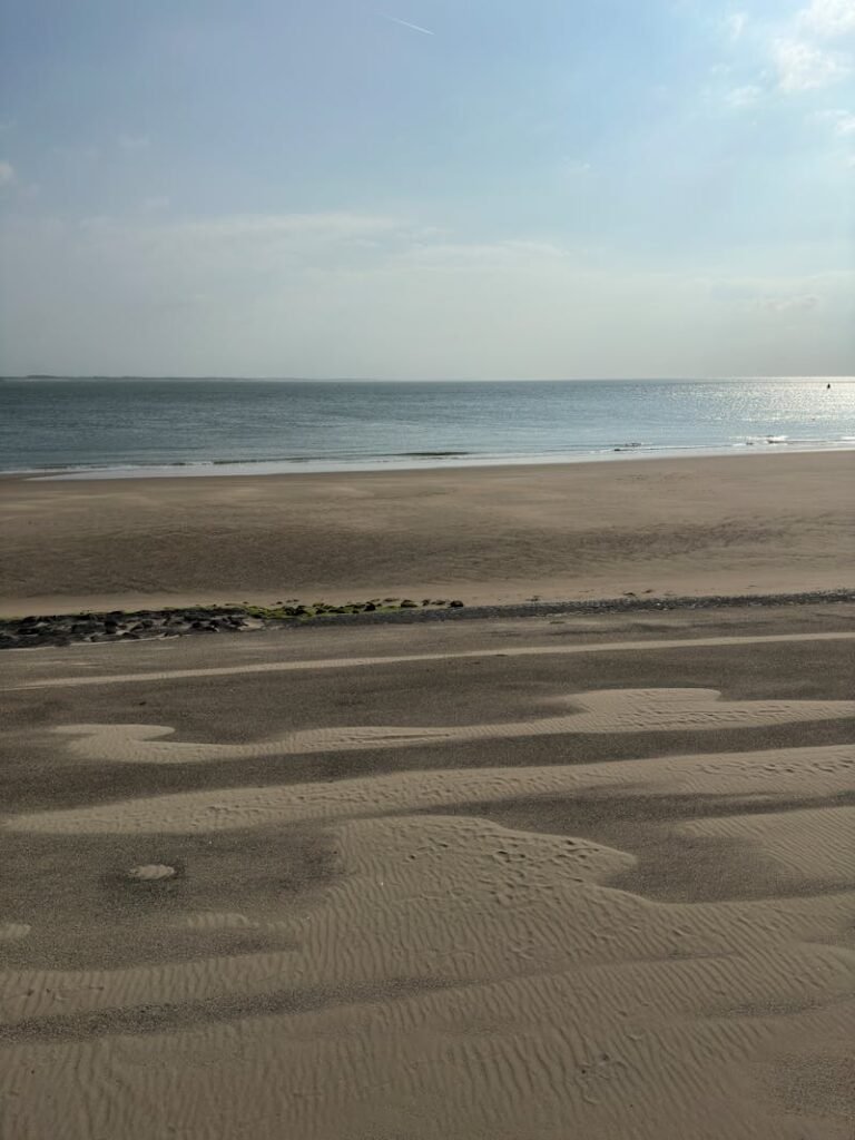 Zeeuws strand bij Nieuwvliet-Bad, rustige zee en duinen