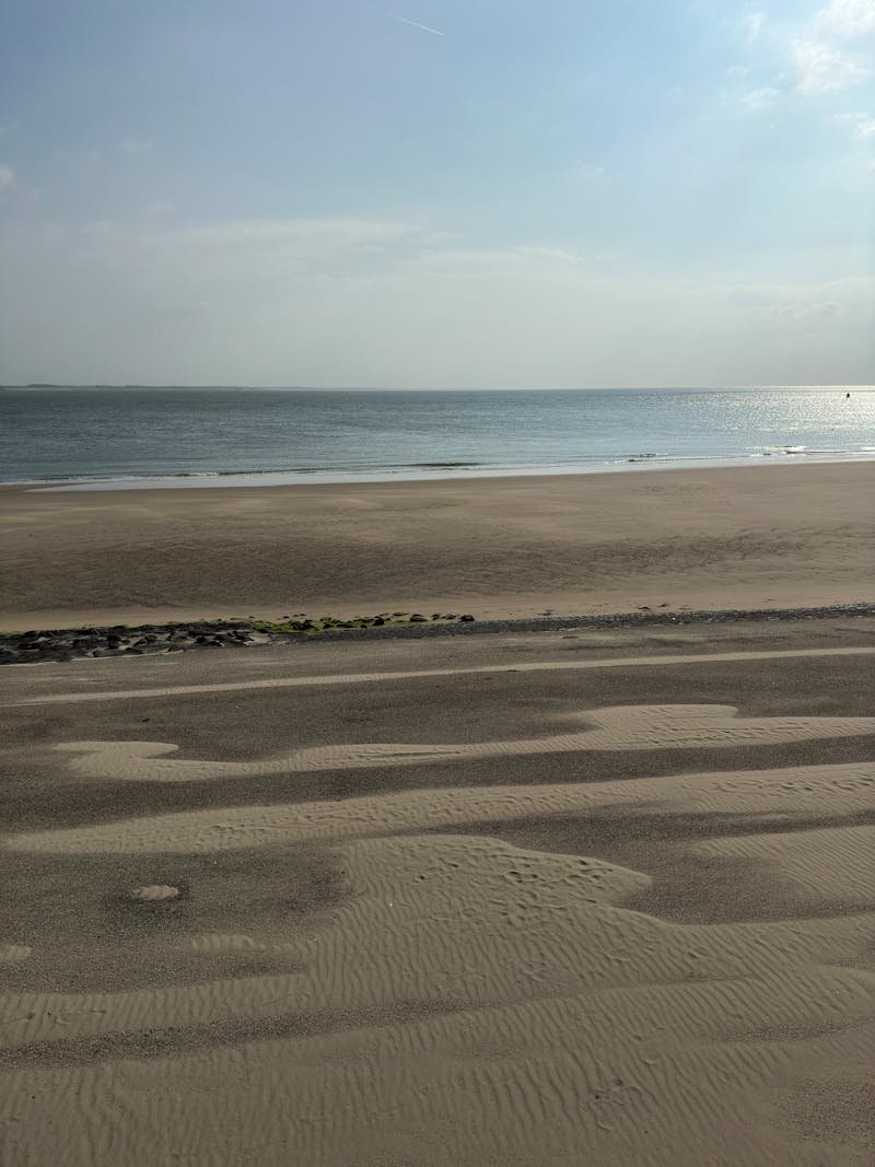 Zeeuws strand bij Nieuwvliet-Bad, rustige zee en duinen