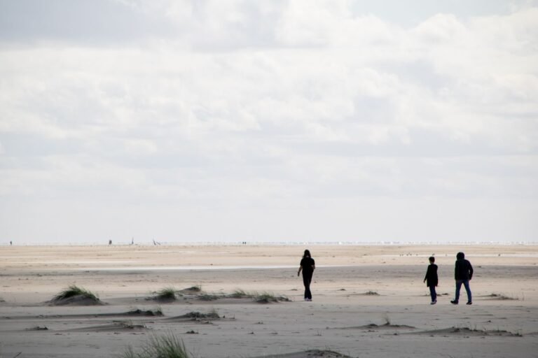 Wandelen op het strand bij Roompot Beach Resort Kamperland in Zeeland