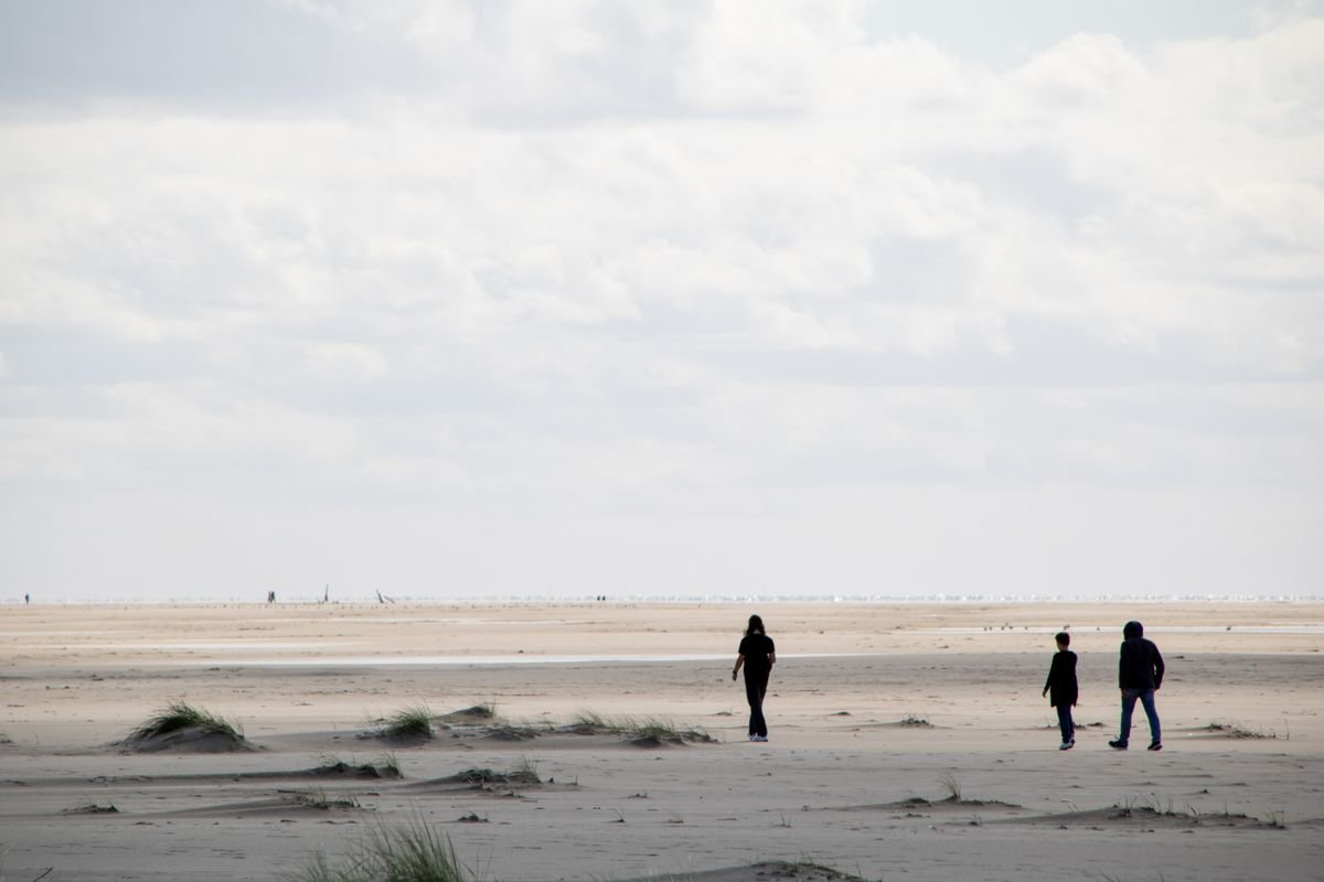 Wandelen op het strand bij Roompot Beach Resort Kamperland in Zeeland