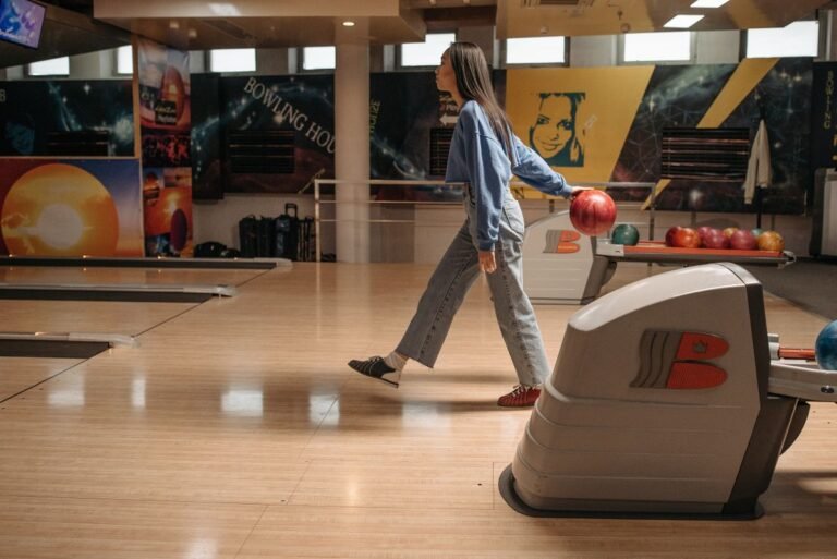 Bowlingbaan met speler die een bal gooit, zoals bij Center Parcs De Kempervennen