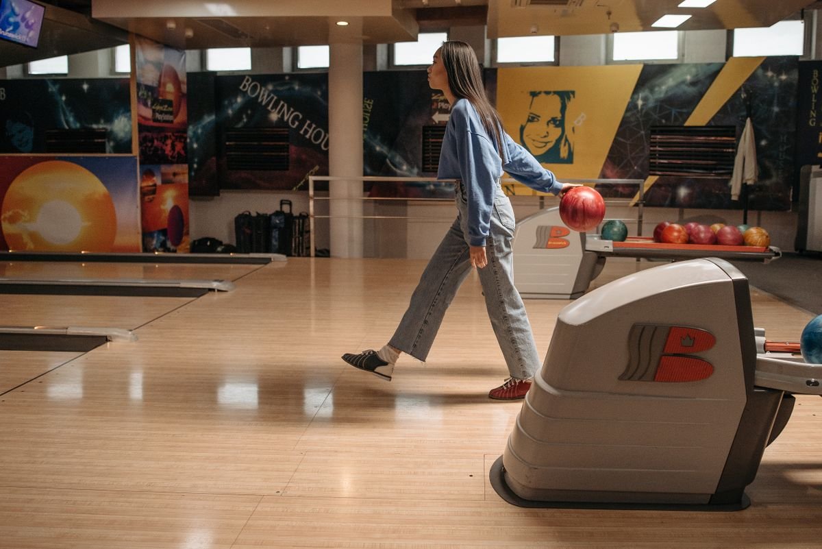 Bowlingbaan met speler die een bal gooit, zoals bij Center Parcs De Kempervennen
