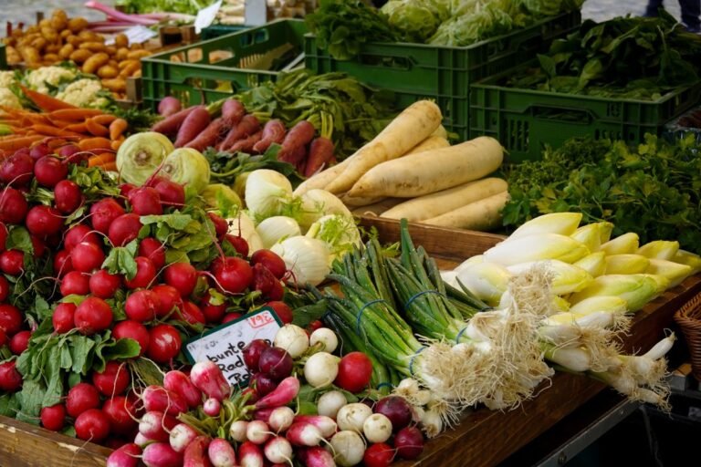 Verse groente op een markt in Zeeuws-Vlaanderen, ideaal voor je boodschappen bij Roompot Nieuwvliet-Bad