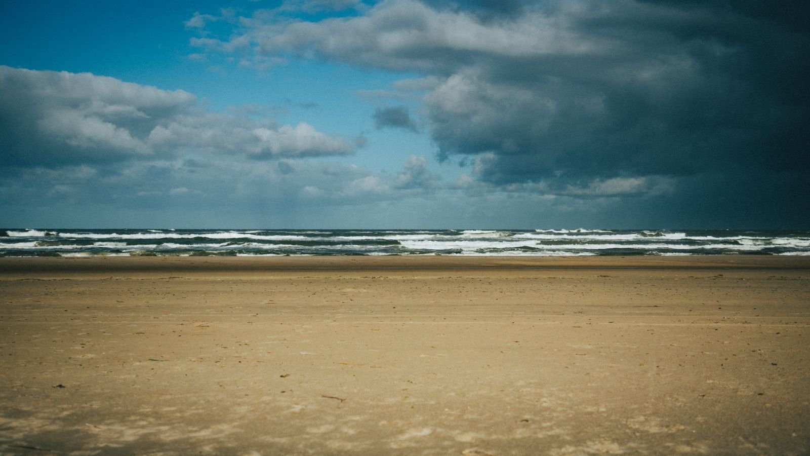 Breed Noordzeestrand aan de Zeeuwse kust bij Roompot Nieuwvliet-Bad