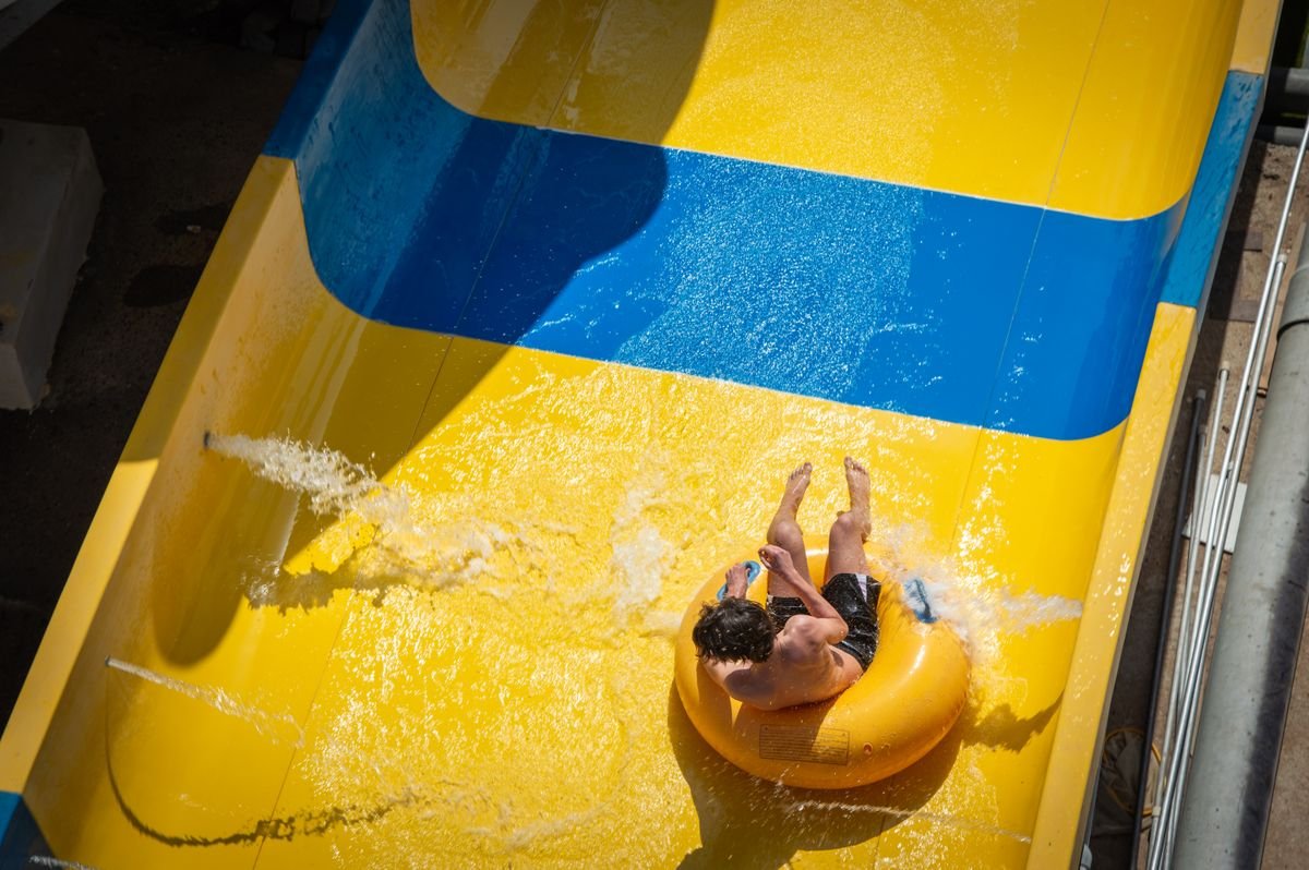 Spectaculaire waterglijbaan in een Aqua Mundo, zoals de Aqua Loop van Center Parcs De Kempervennen