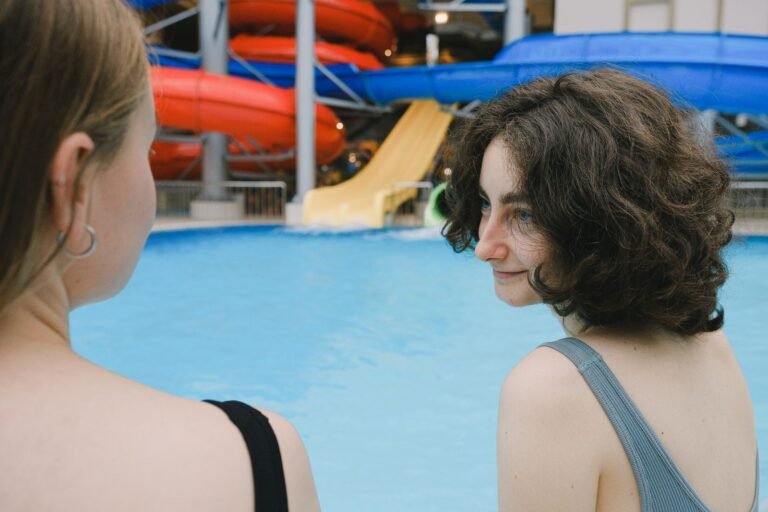 Indoor zwemparadijs met glijbanen, zoals de Aqua Mundo van Center Parcs Het Heijderbos