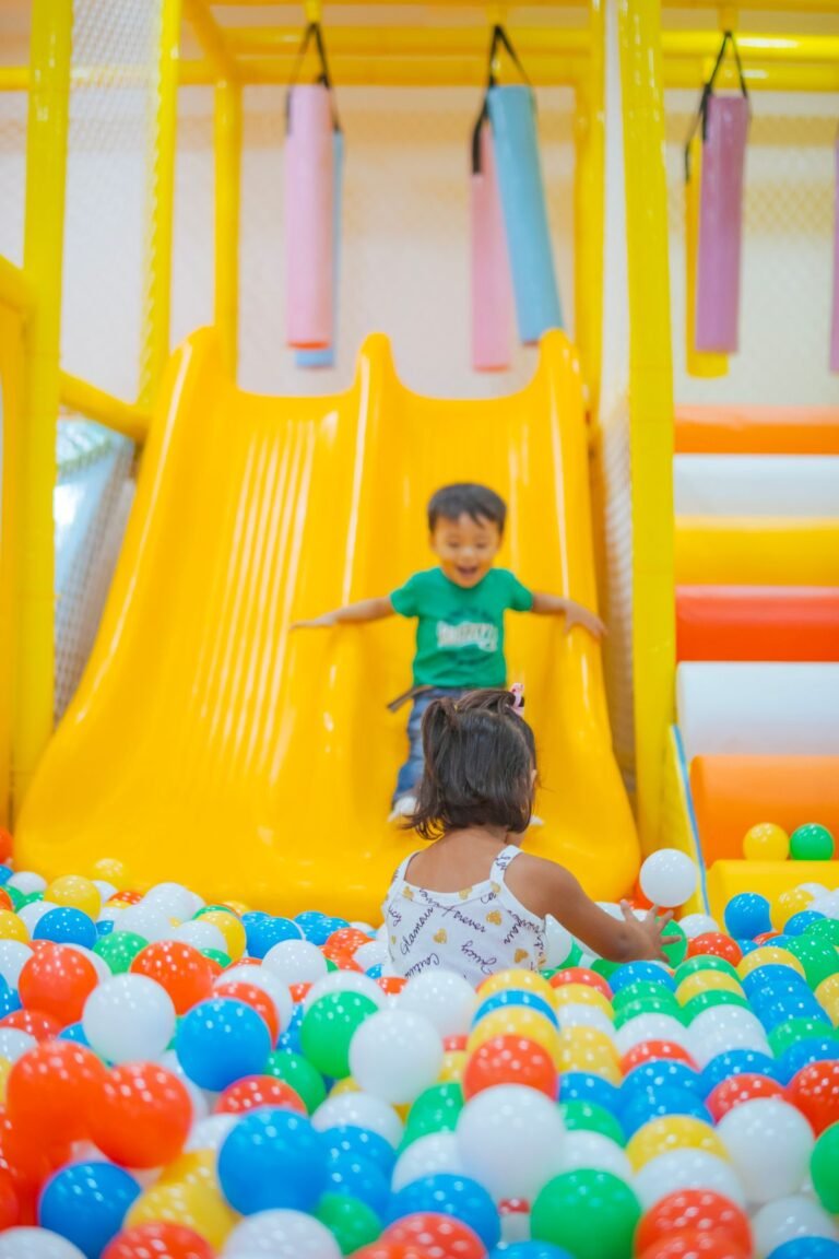 Kinderen glijden van de glijbaan in de Baluba indoor speeltuin van Center Parcs Park De Haan