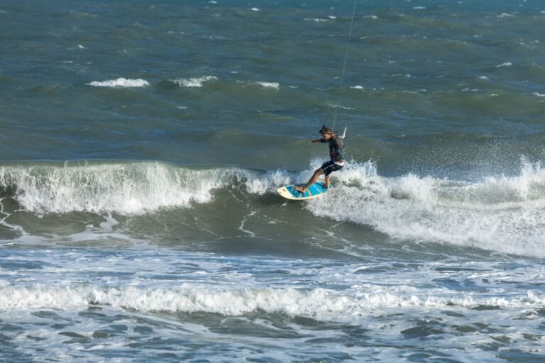 Kitesurfer op de Noordzee bij de Brouwersdam nabij Scharendijke