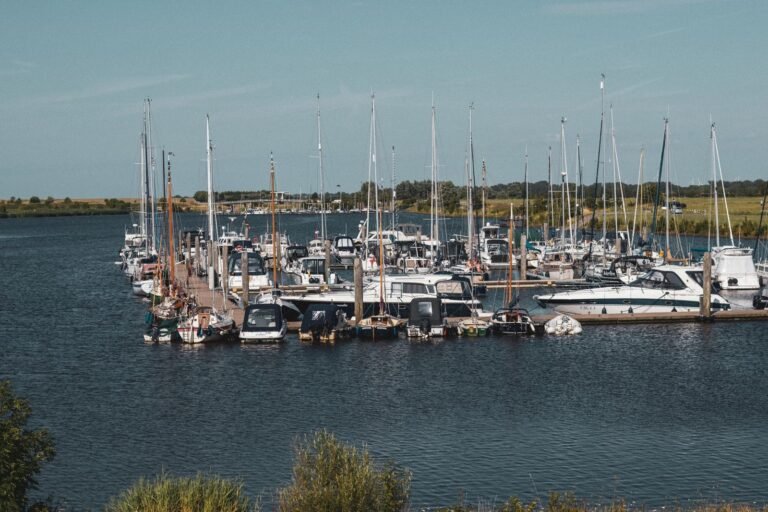 Jachthaven met zeilboten aan het water bij Center Parcs De Eemhof