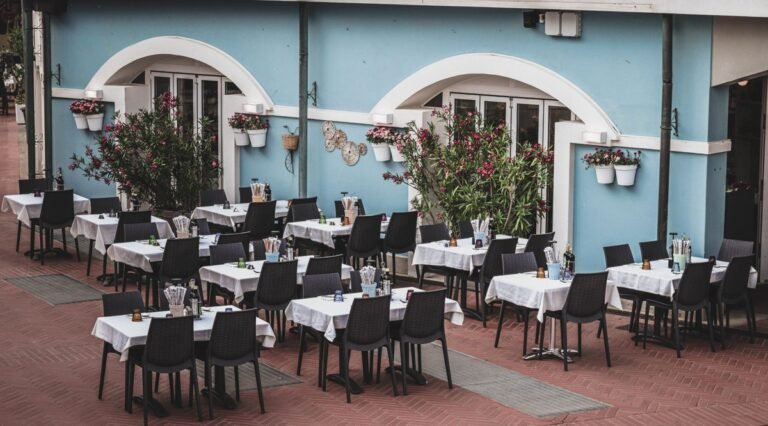 Gedekte tafels op een restaurantterras bij Center Parcs Villages Nature Paris
