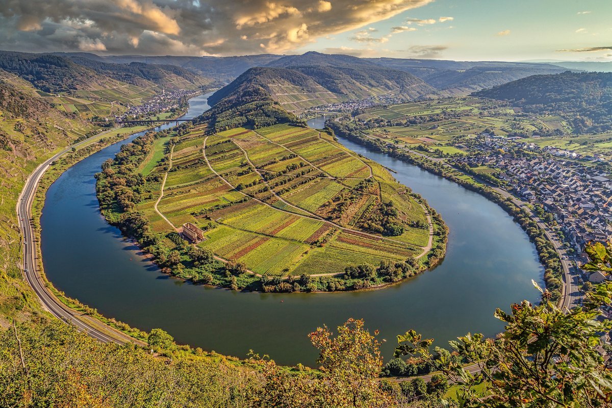 Uitzicht over de Moezel met wijngaarden bij Cochem