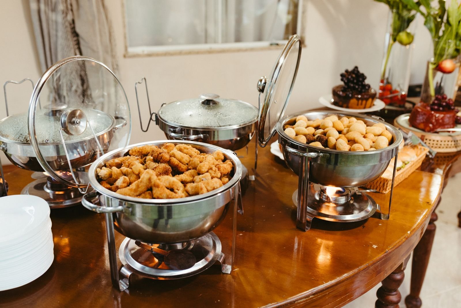 Buffet met warmhoudschalen bij Evergreenz op Center Parcs De Kempervennen