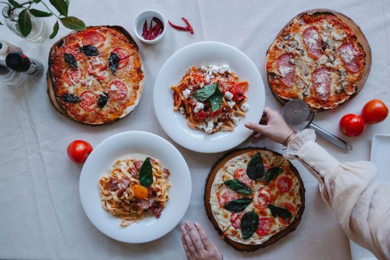 Verse pizza's en pasta op tafel, zoals bij Nonna's op Center Parcs Het Heijderbos
