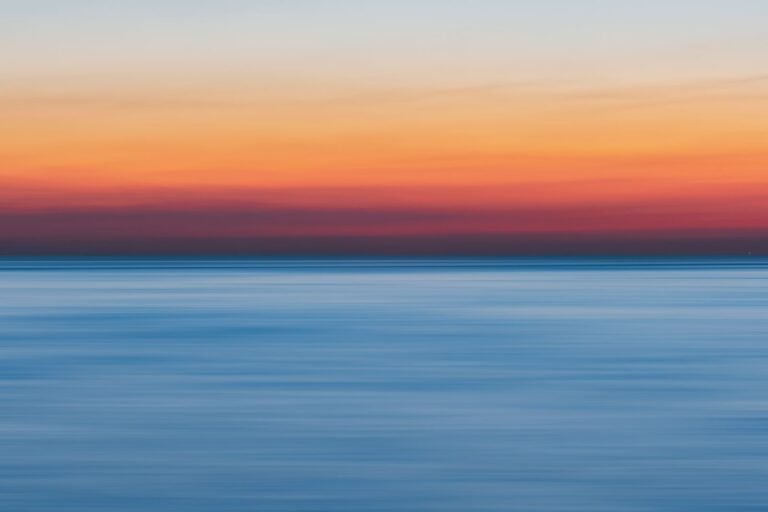Zonsondergang boven de zee bij de Zeeuwse kust nabij Roompot Beach Resort Kamperland