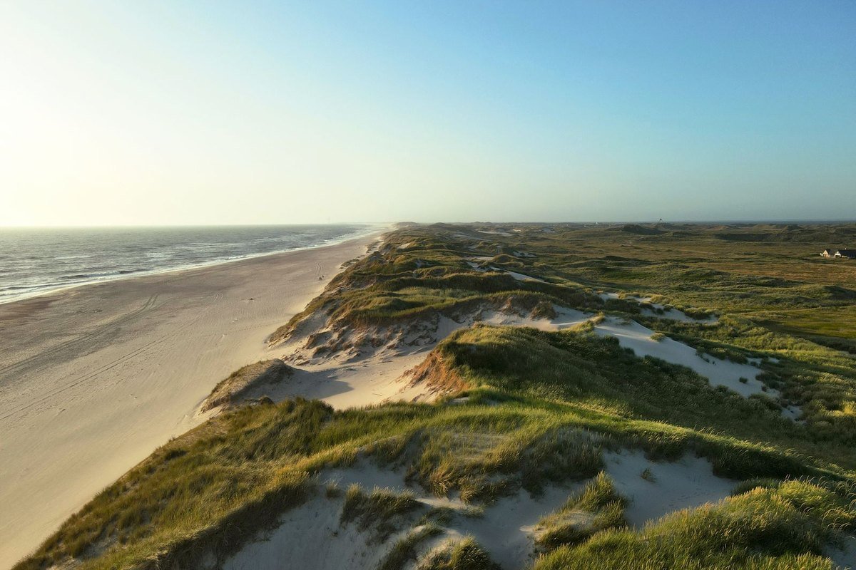 Noordzeestrand met duinen bij de Zeeuwse kust nabij Beach Resort Kamperland