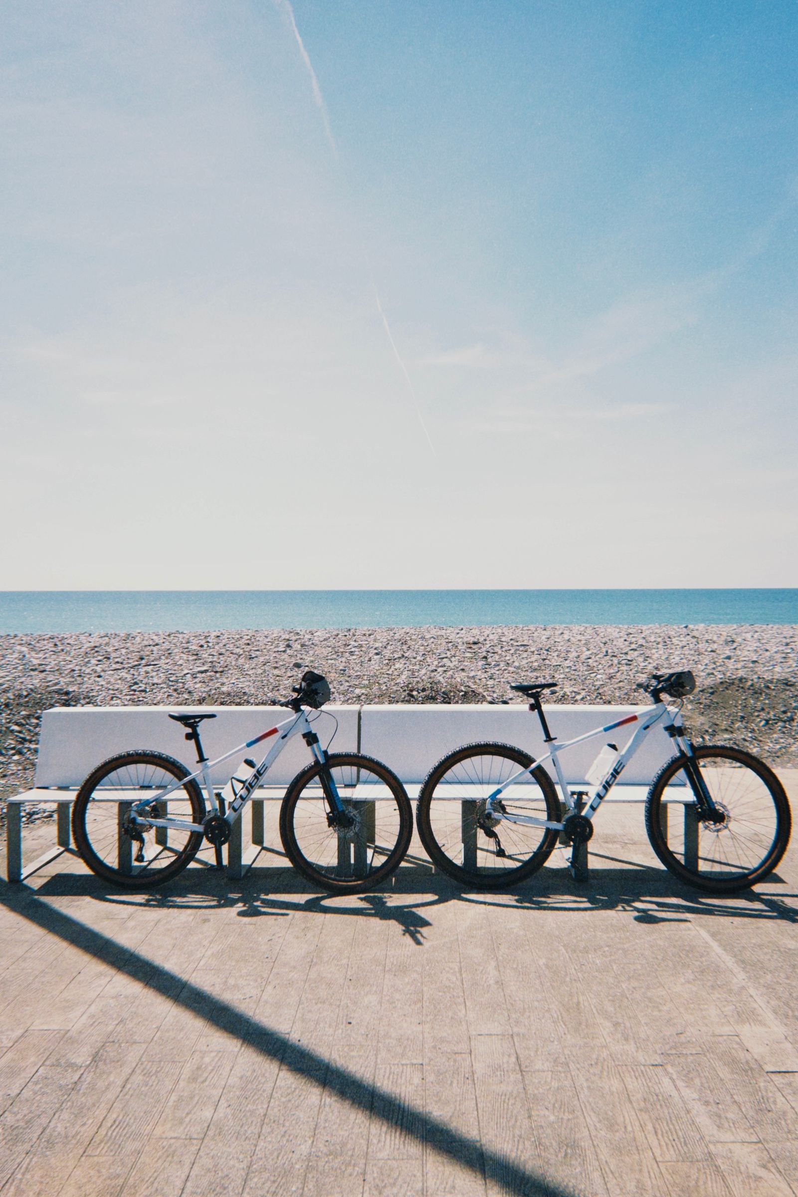 Twee huurfietsen bij de kust nabij Roompot Beach Resort Kamperland