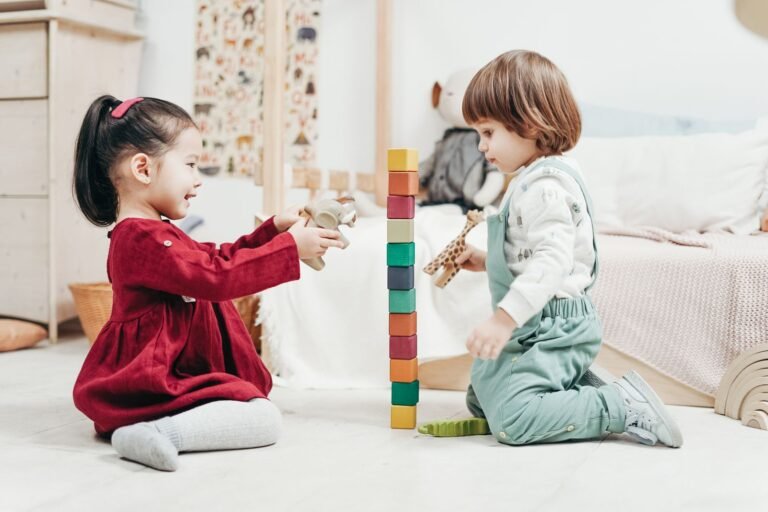 Kinderen spelen binnen in de indoor speeltuin van Roompot Beach Resort Kamperland