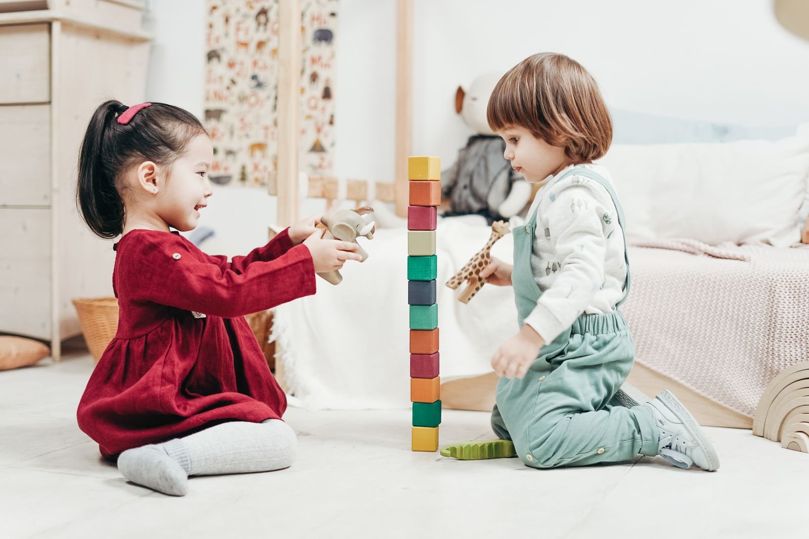 Kinderen spelen binnen in de indoor speeltuin van Roompot Beach Resort Kamperland