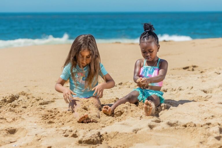 Kinderen spelen op het strand bij Roompot Beach Resort Kamperland