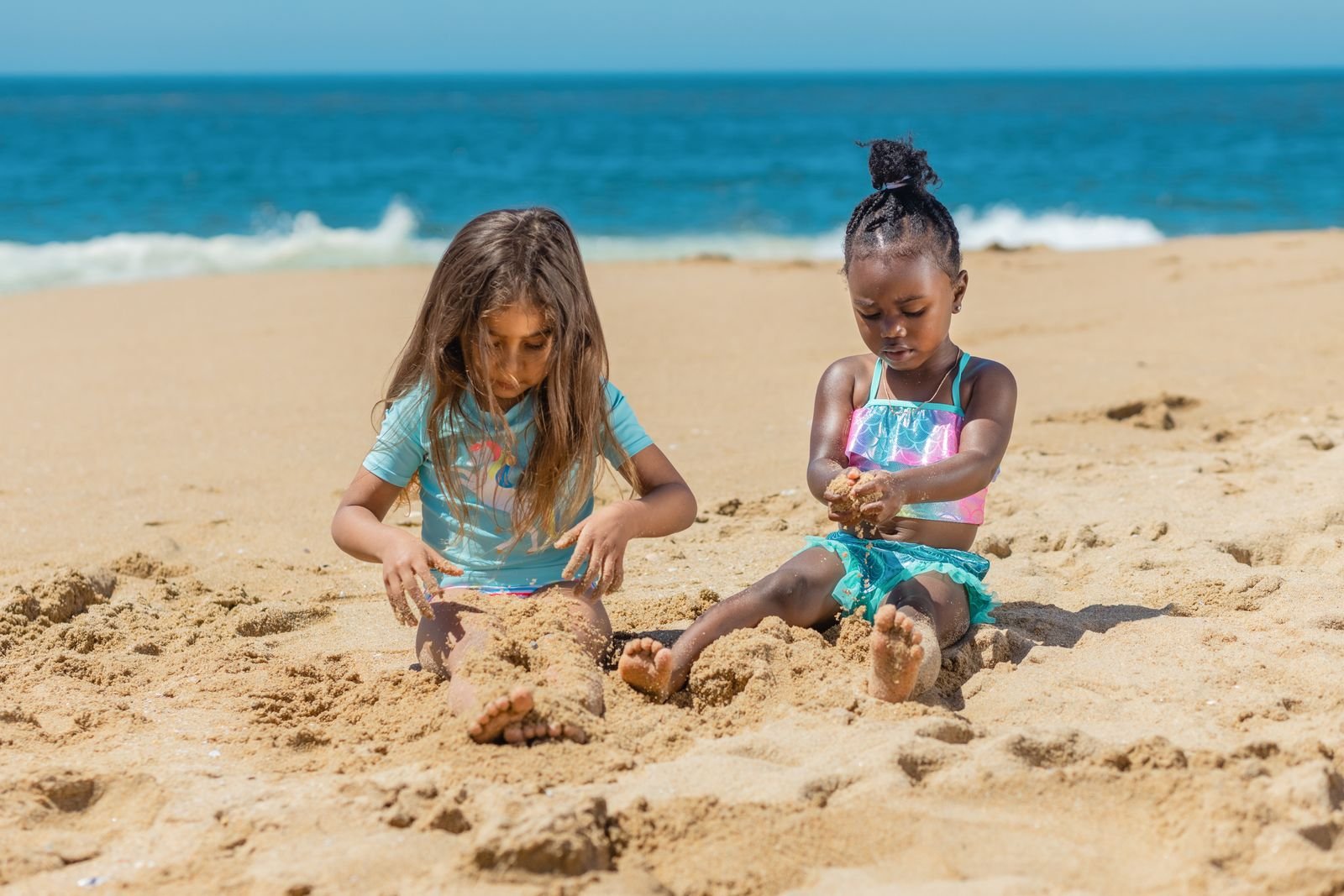 Kinderen spelen op het strand bij Roompot Beach Resort Kamperland
