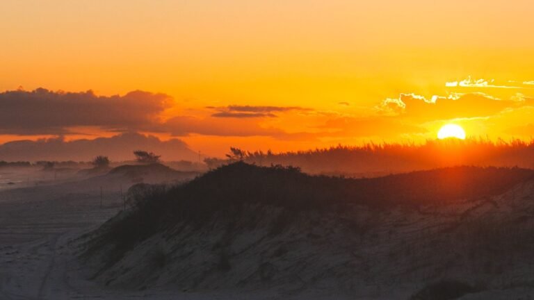 Duinen en Noordzeestrand bij zonsondergang nabij Vlissingen