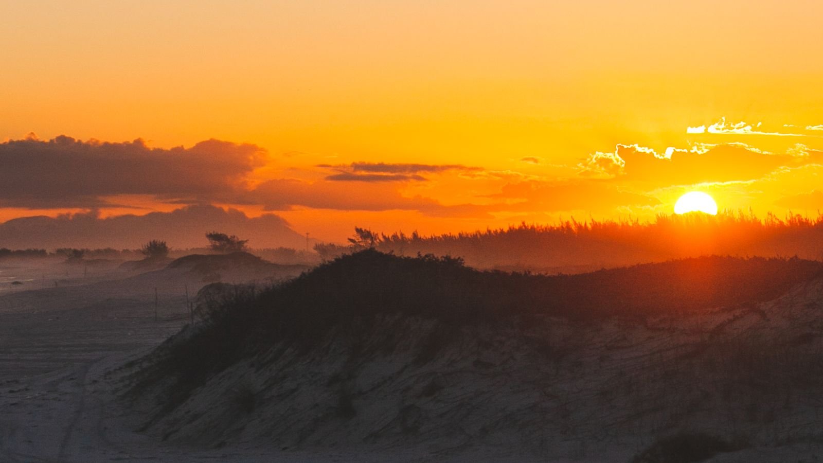 Duinen en Noordzeestrand bij zonsondergang nabij Vlissingen