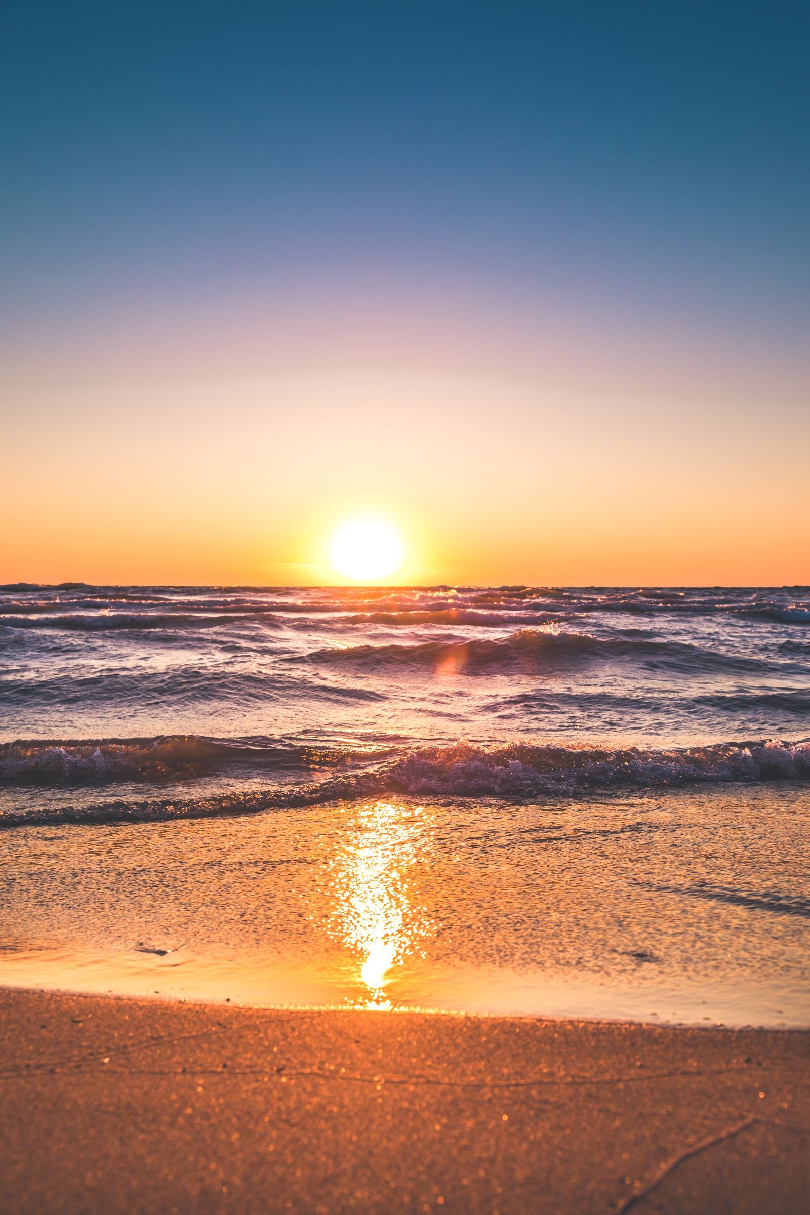 Zonsondergang boven het strand aan de Zeeuwse kust bij Kamperland