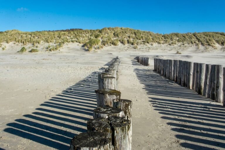 Noordzeestrand met duinen in Zeeland bij Kamperland