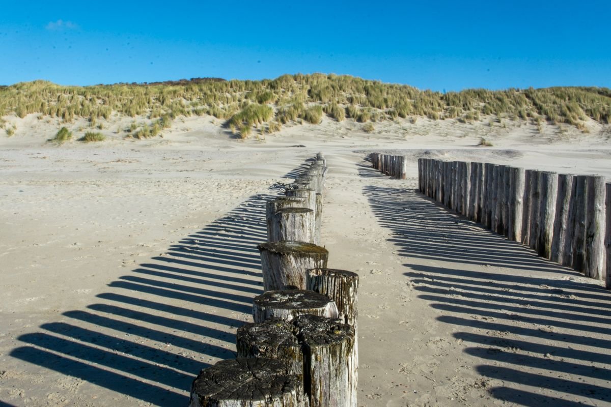 Noordzeestrand met duinen in Zeeland bij Kamperland