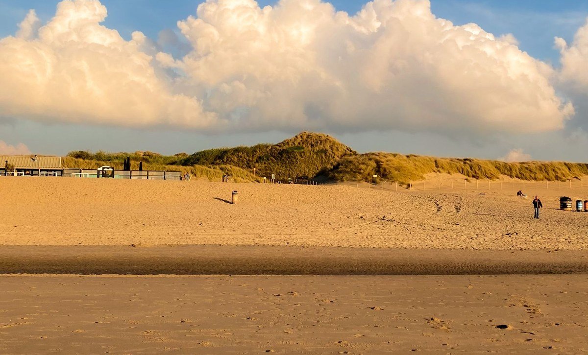 Noordzeestrand met duinen bij een Zeeuws vakantiepark