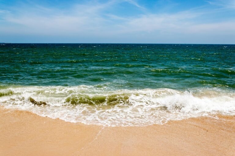 Noordzeestrand met golven bij Nieuwvliet-Bad in Zeeland