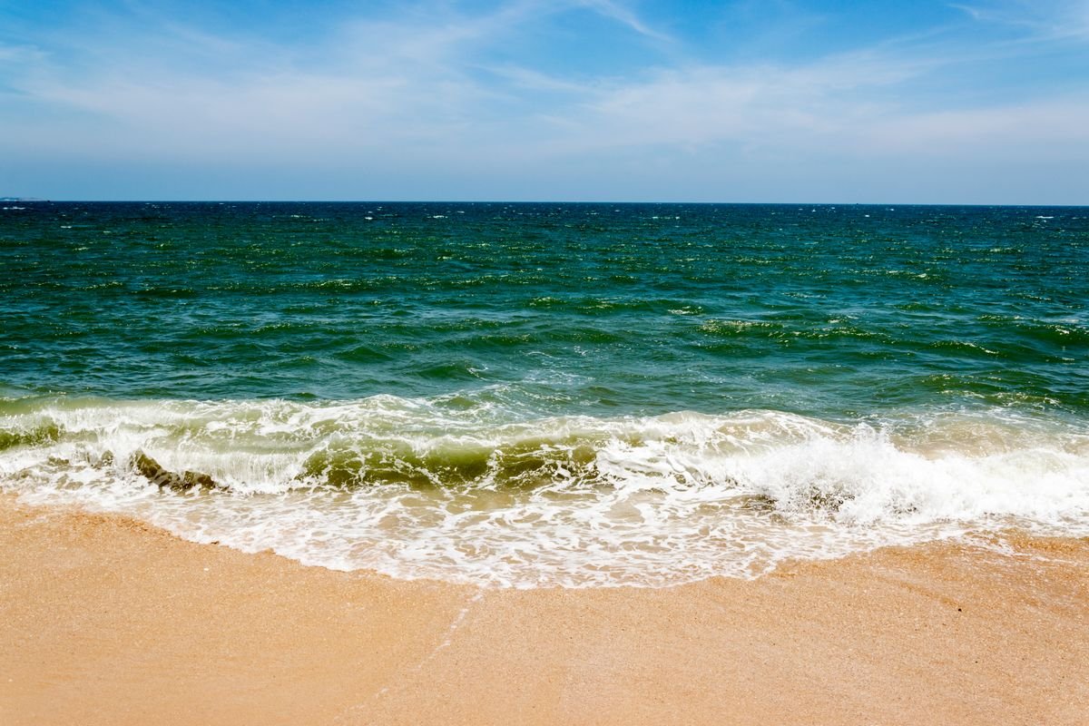 Noordzeestrand met golven bij Nieuwvliet-Bad in Zeeland