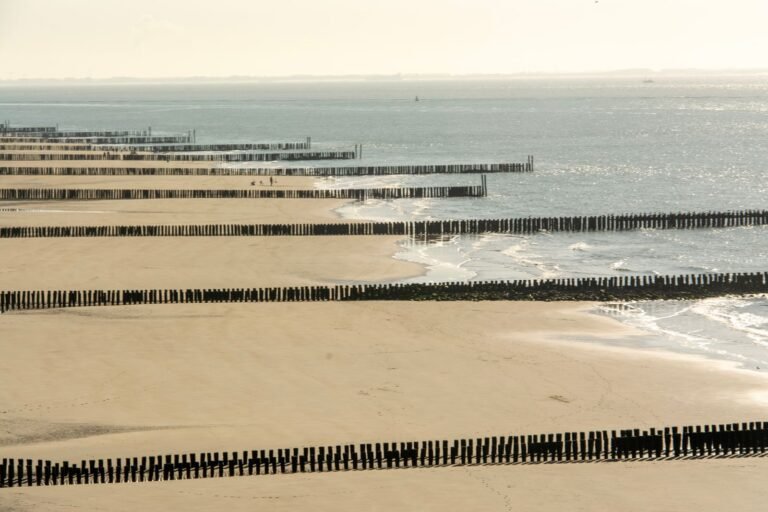 Zeeuws strand met houten paalhoofden, ideaal voor een 2-persoons huisje aan zee