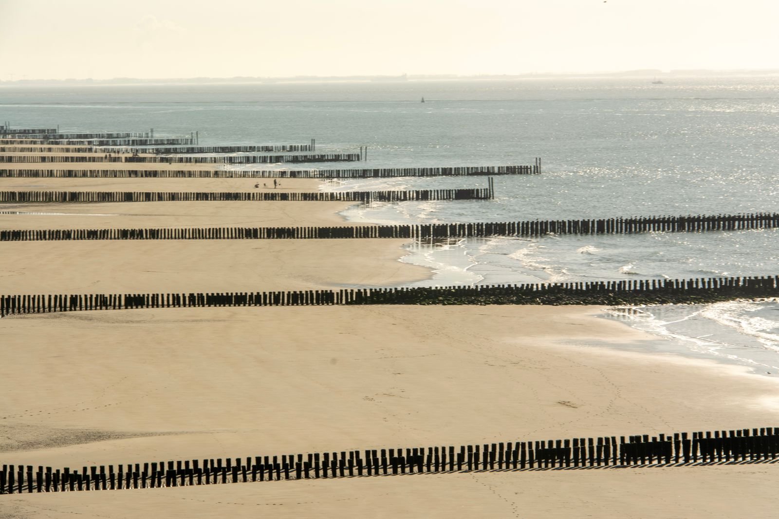 Zeeuws strand met houten paalhoofden, ideaal voor een 2-persoons huisje aan zee